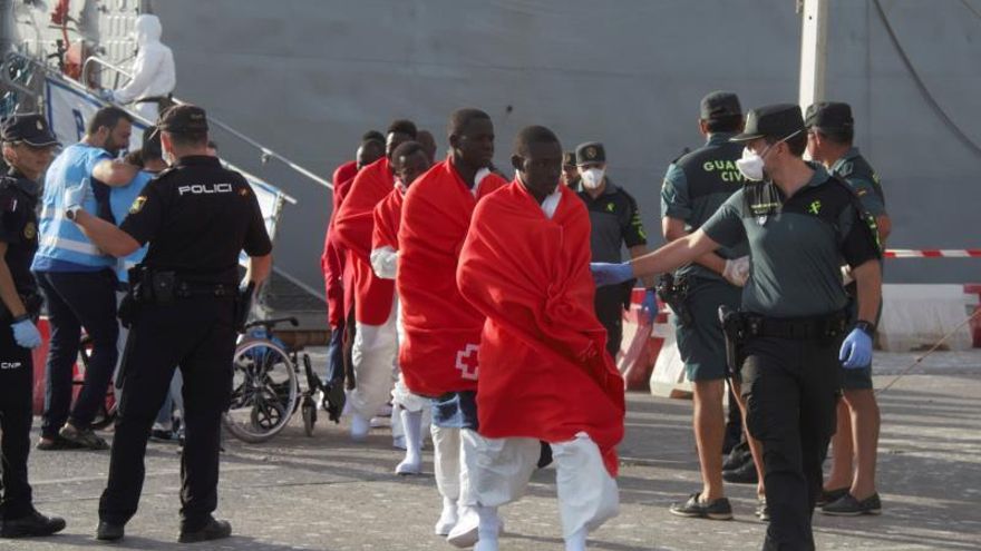 Llegada a puerto de la patrullera de la armada española "P-73 Vigía" tras el rescate de la patera.