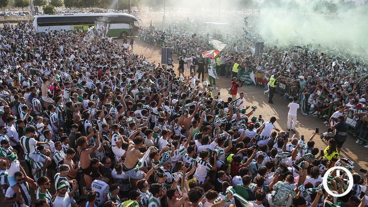 Las imágenes del recibimiento al Córdoba CF antes de la final del 'play off'