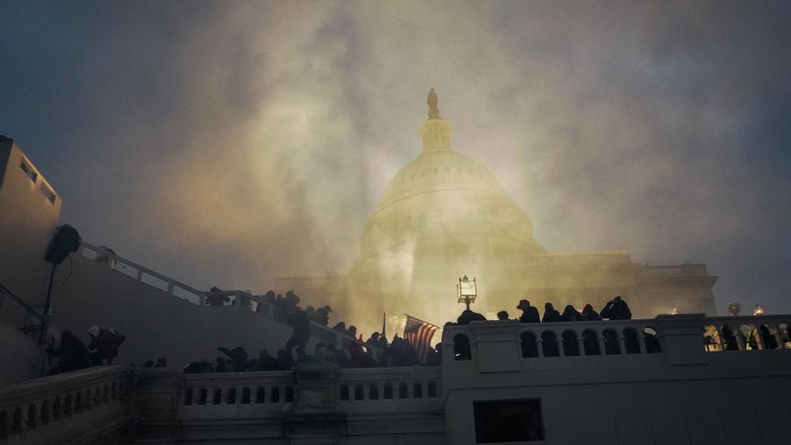 El exterior del Capitolio, en plena batalla campal entre partidarios de Trump y agentes de seguridad