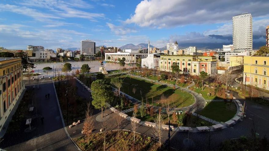 Plaza céntrica "Skënderbej" de Tirana casi vacía, este miércoles.