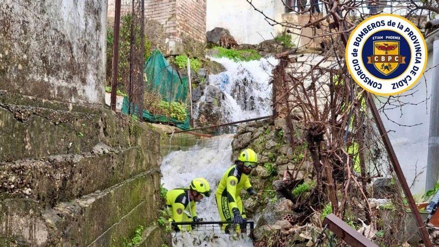 Efectivos de Bomberos colocando mallas para evitar desprendimientos al cauce del río Ubrique.