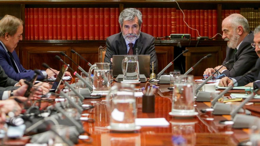El presidente del Consejo General del Poder Judicial y del Tribunal Supremo (CGPJ), Carlos Lesmes, preside el pleno del CGPJ.