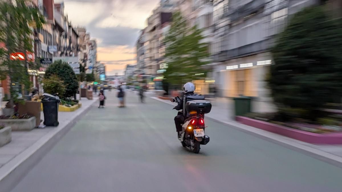 Una moto circulando por la avenida Ordoño II.