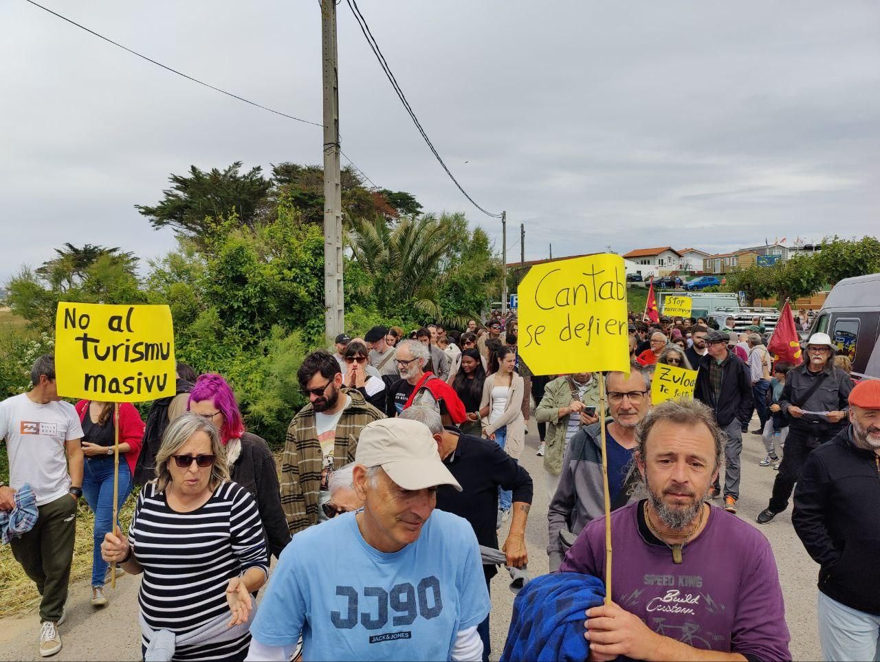 Ciudadanos expresando que 'Cantabria se defiende'