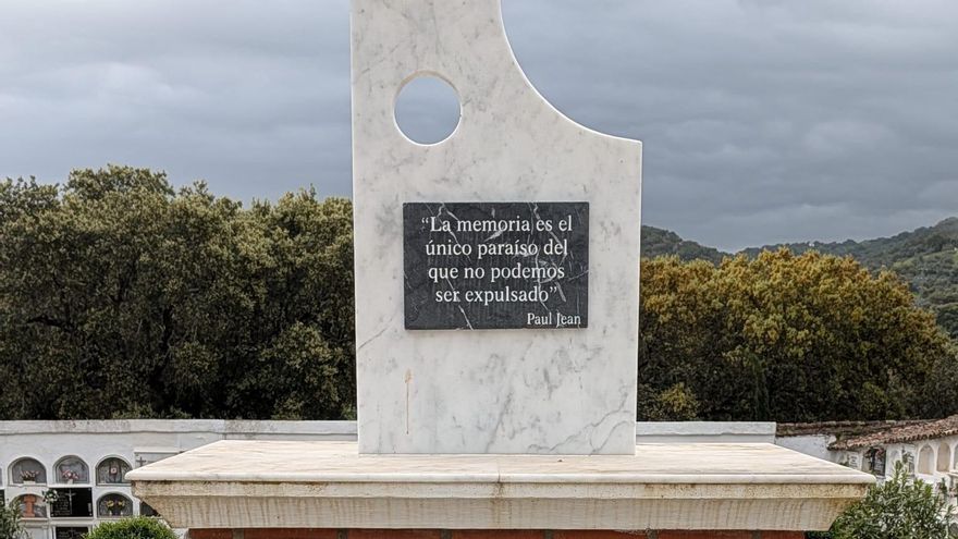 Destruyen las lápidas de las víctimas del franquismo en el cementerio pacense de Cabeza la Vaca