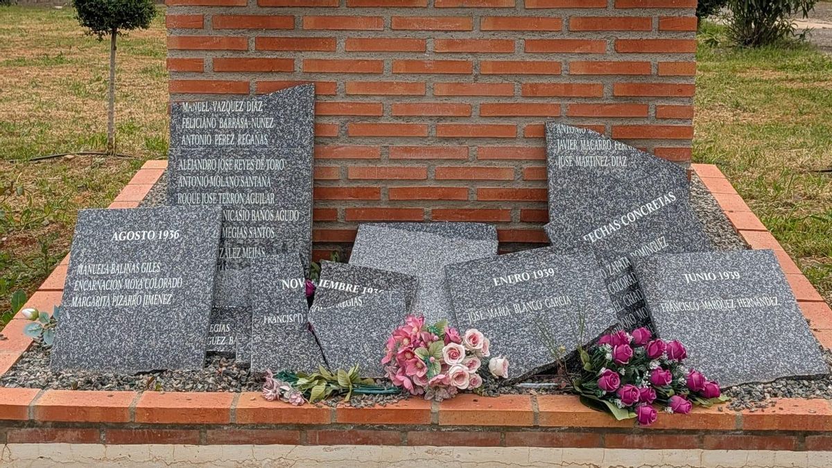 Destruyen las lápidas de las víctimas del franquismo en el cementerio pacense de Cabeza la Vaca