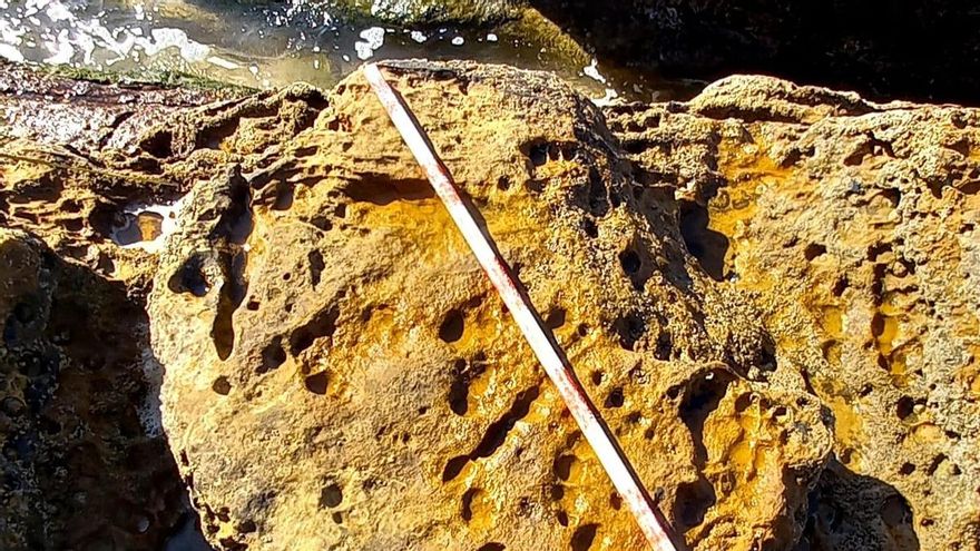 Piedra de moler en sus primeras fases de extracción en la cantera de Galizano.