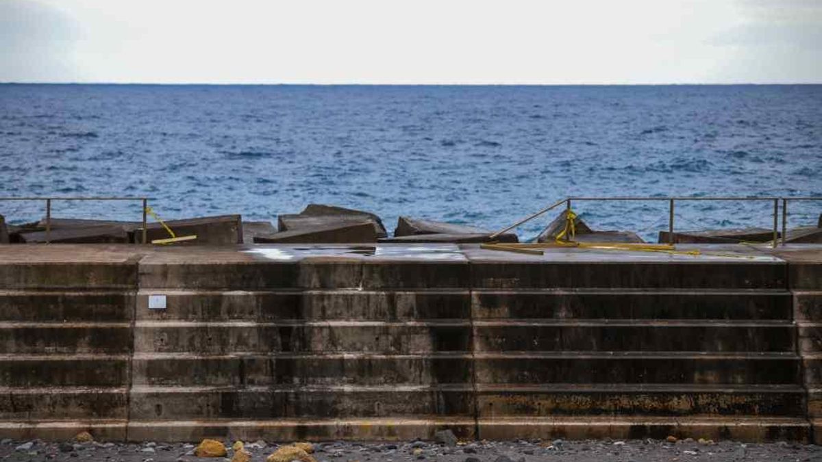 El Grupo Socialista en el Ayuntamiento de Santa Cruz de La Palma denuncia “el estado de abandono de la playa del municipio”. En la imagen, dique de la zona norte de la playa.