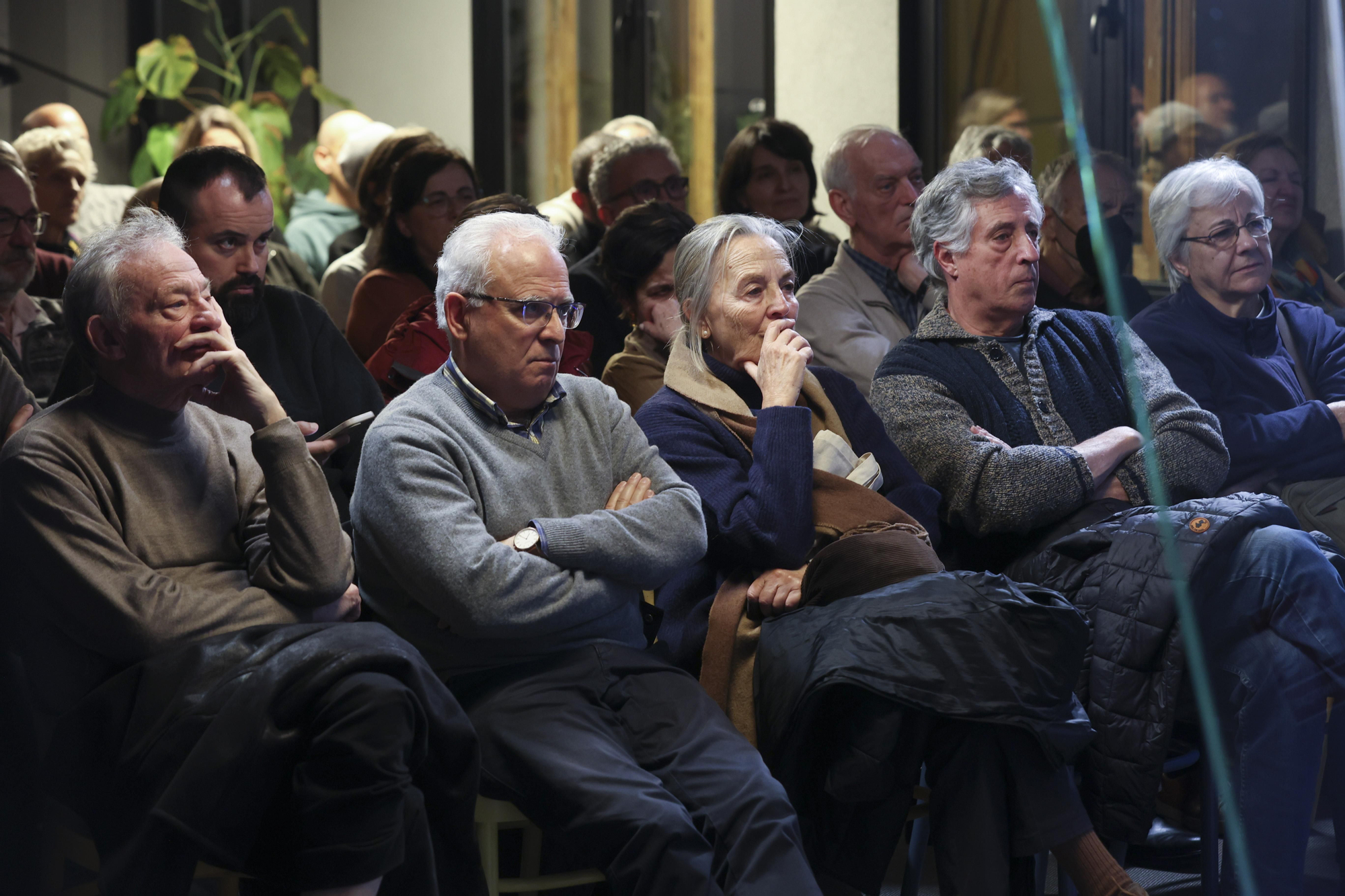 Los socios y socias de elDiario.es llenaron la sala durante el encuentro con Jesús Bastante