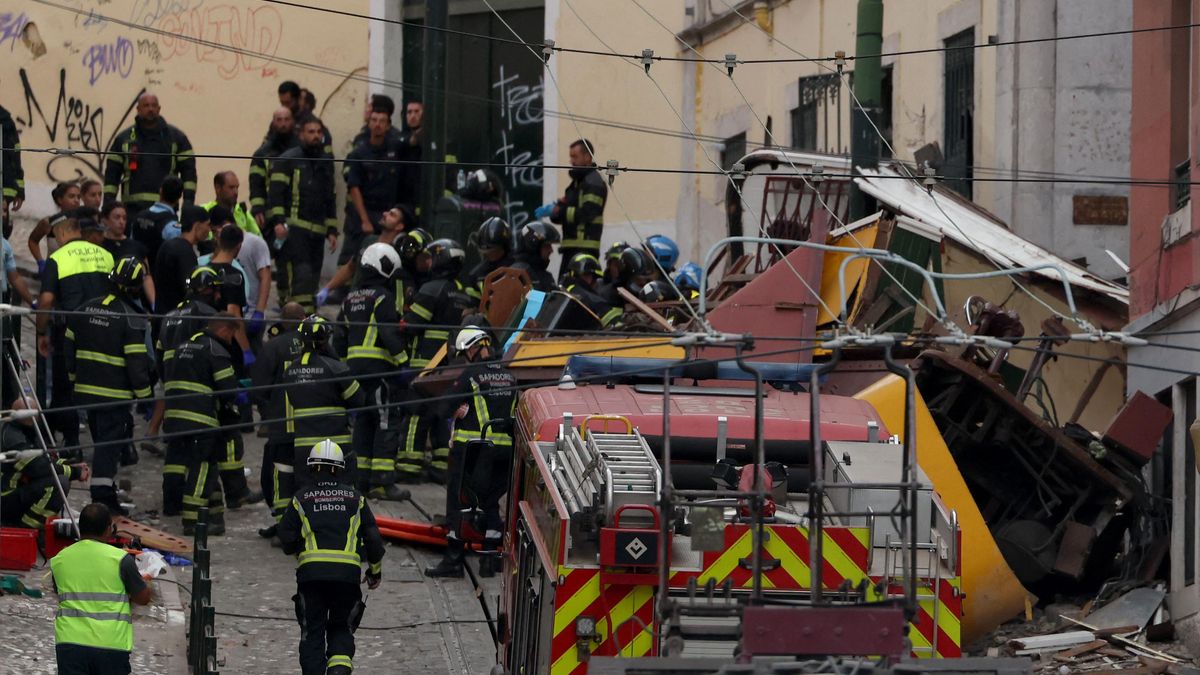 Policía y bomberos trabajan en el lugar del accidente del funicular de Gloria, en Lisboa (Portugal).