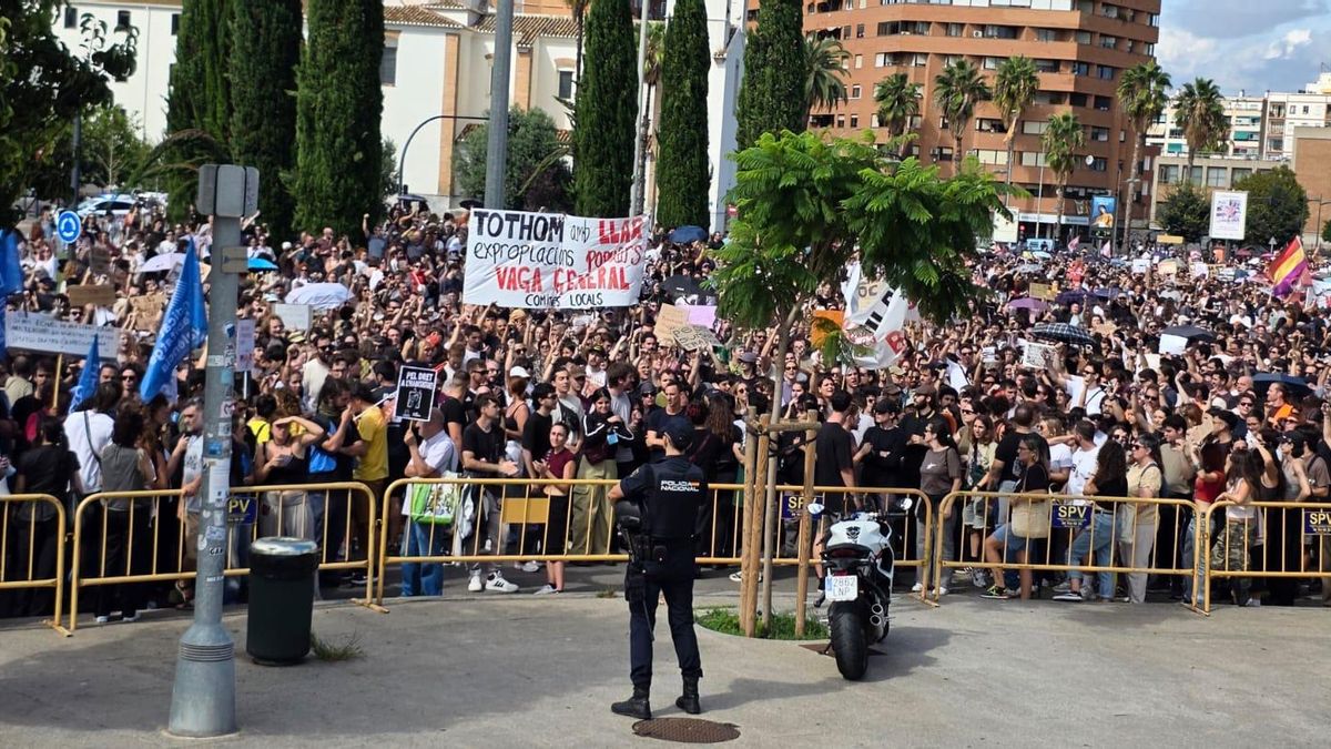 Un momento de la manifestación por la vivienda celebrada este sábado en València.