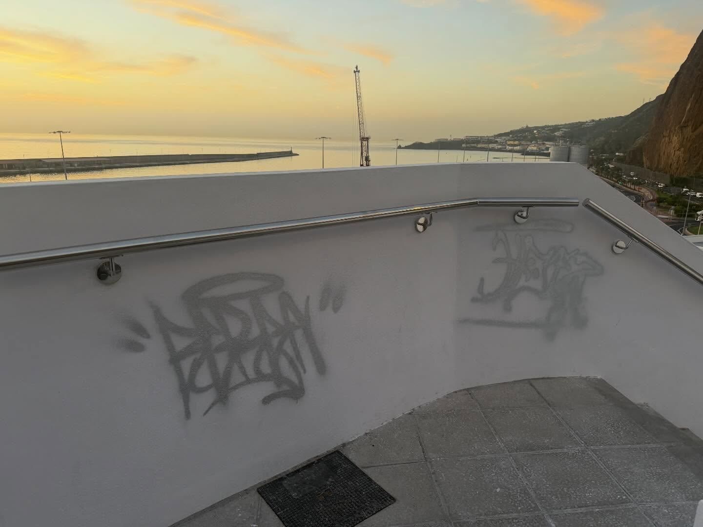 Grafitis en una obra recién estrenada en Santa Cruz de La Palma