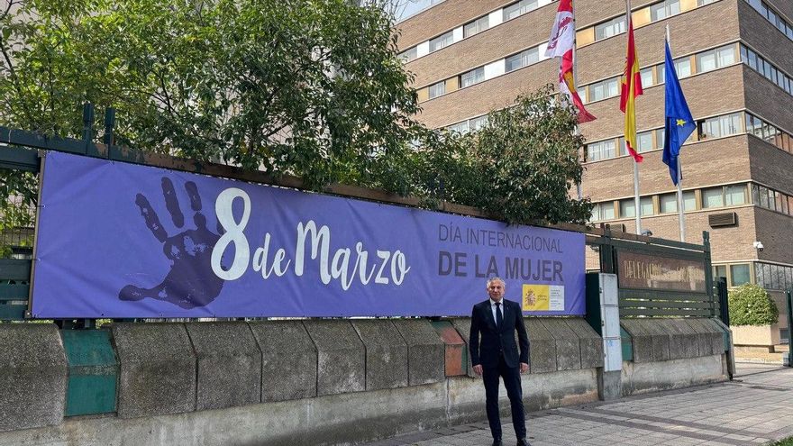 El feminismo político que no se ve en las fotos del poder en León ni siquiera con motivo del 8M