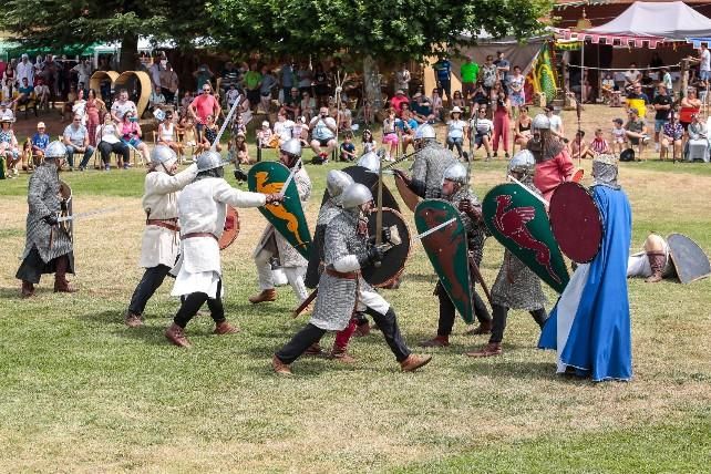 Conflontación y mucho público en la recreación de la histórica Batalla de Villadangos.