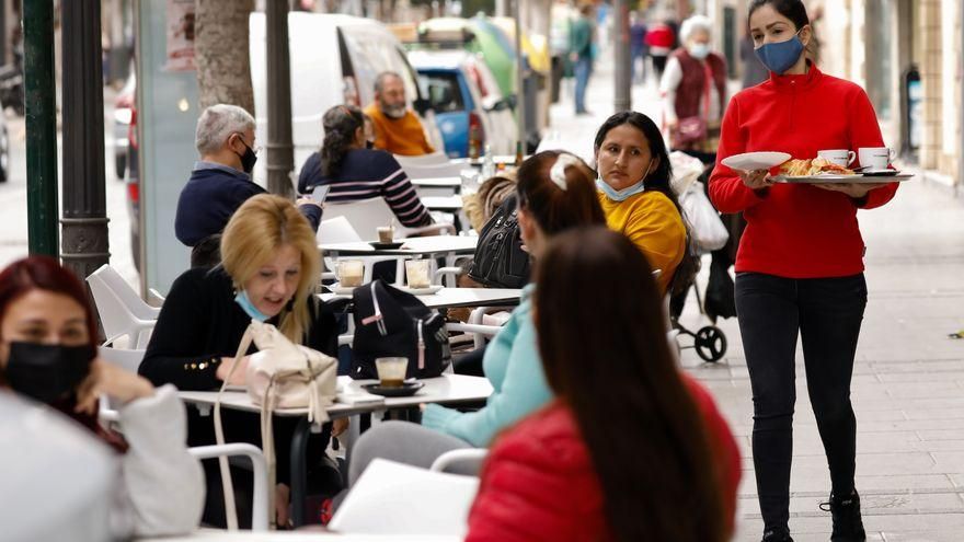 Las comunidades comienzan a relajar restricciones pese al riesgo de una cuarta ola de comportamiento impredecible
