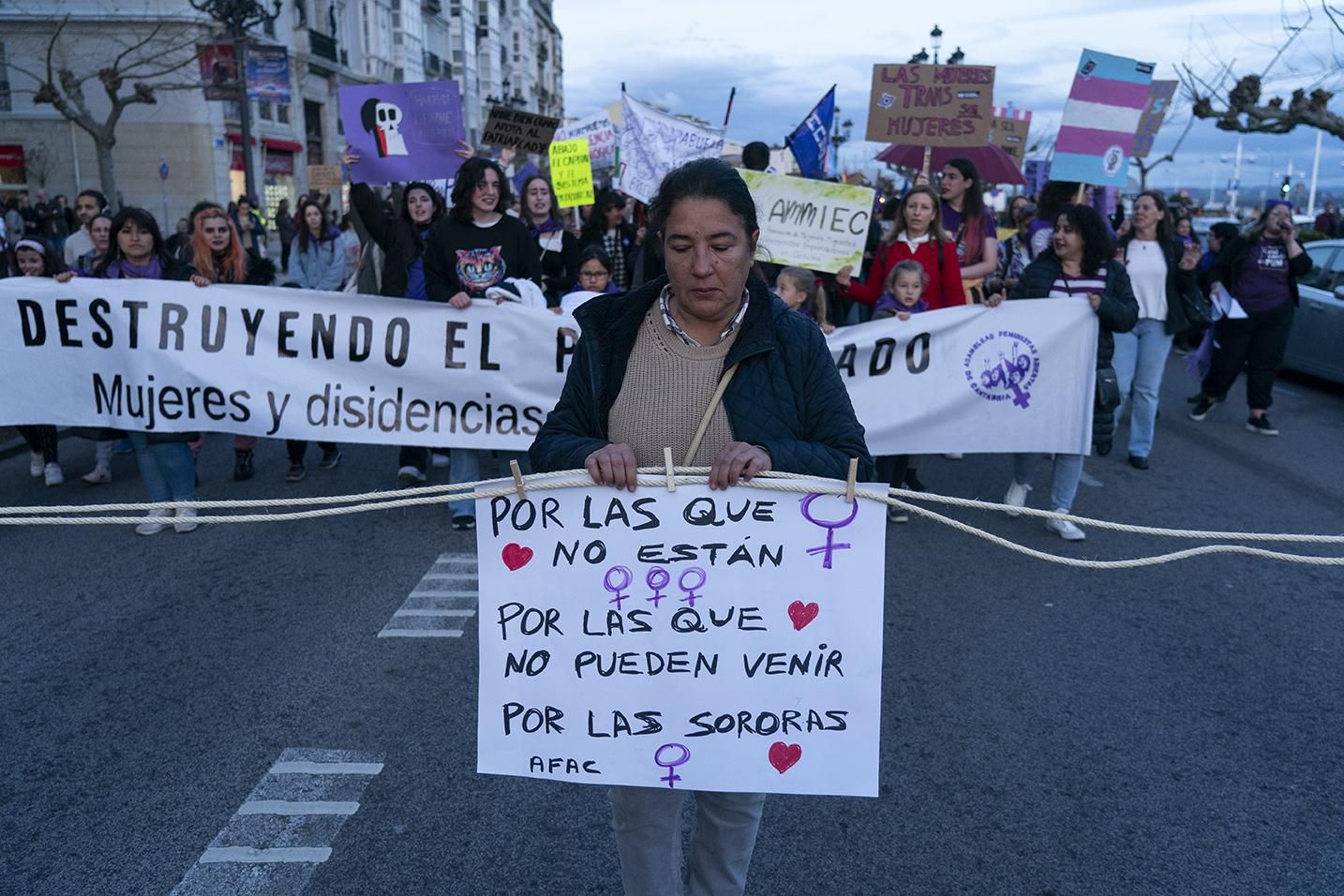 Una mujer porta una pancarta en la manifestación del 8M en Santander.