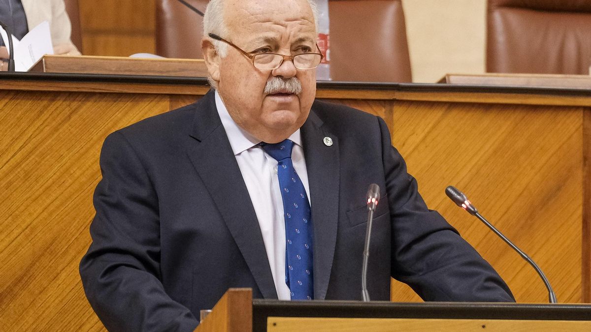 El consejero de Salud y Familias, Jesús Aguirre, en el Pleno del Parlamento andaluz.