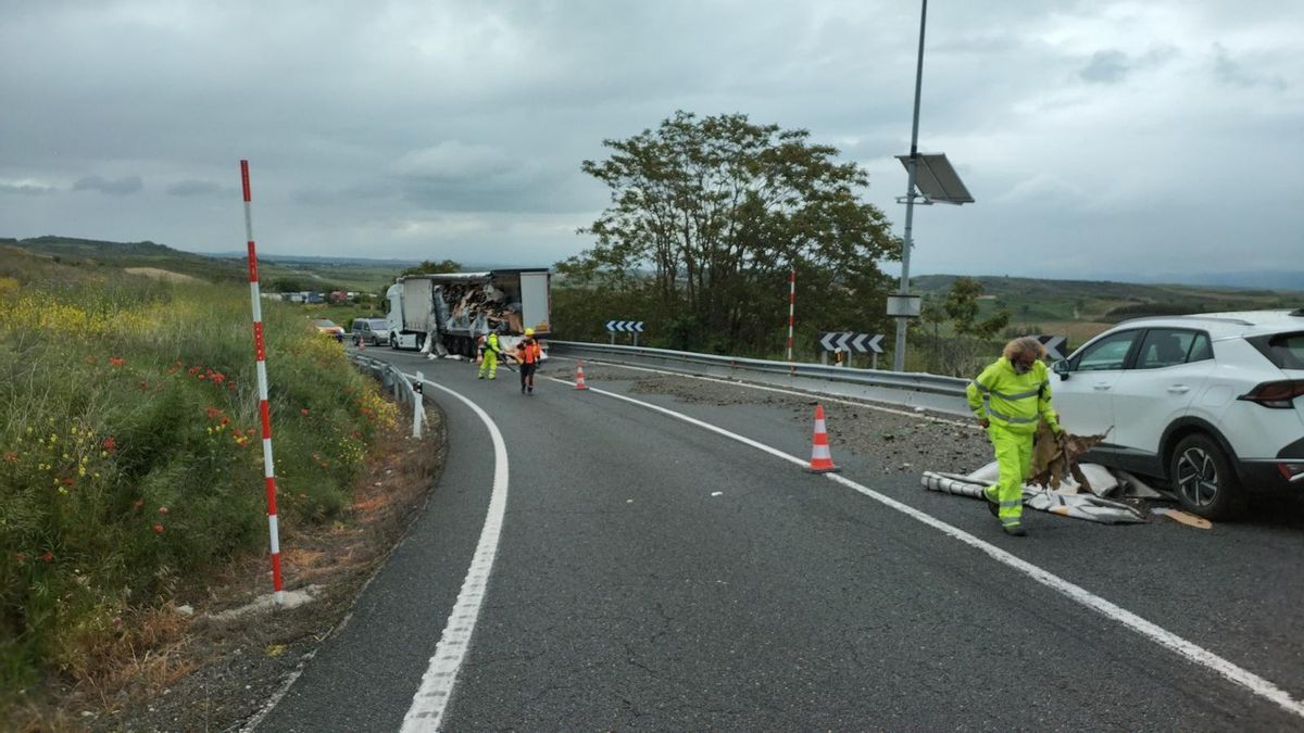 Colisión frontal de dos camiones en la N-232 en La Rioja