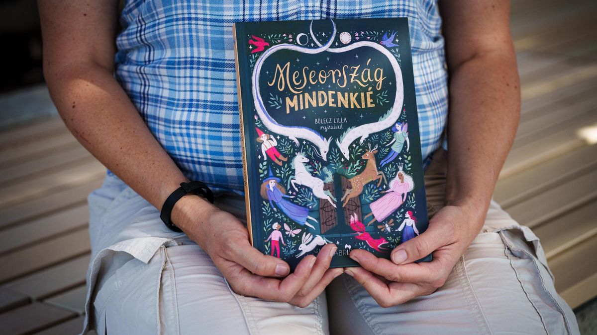 Rédai sujeta el libro 'Un cuento de hadas para todo el mundo'.