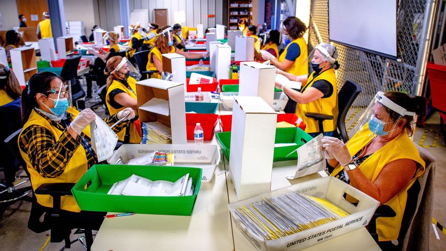 03 de noviembre de 2020, EEUU, San Bernardino: trabajadores procesan los votos en la oficina del Registro de Votantes del Condado de San Bernardino.