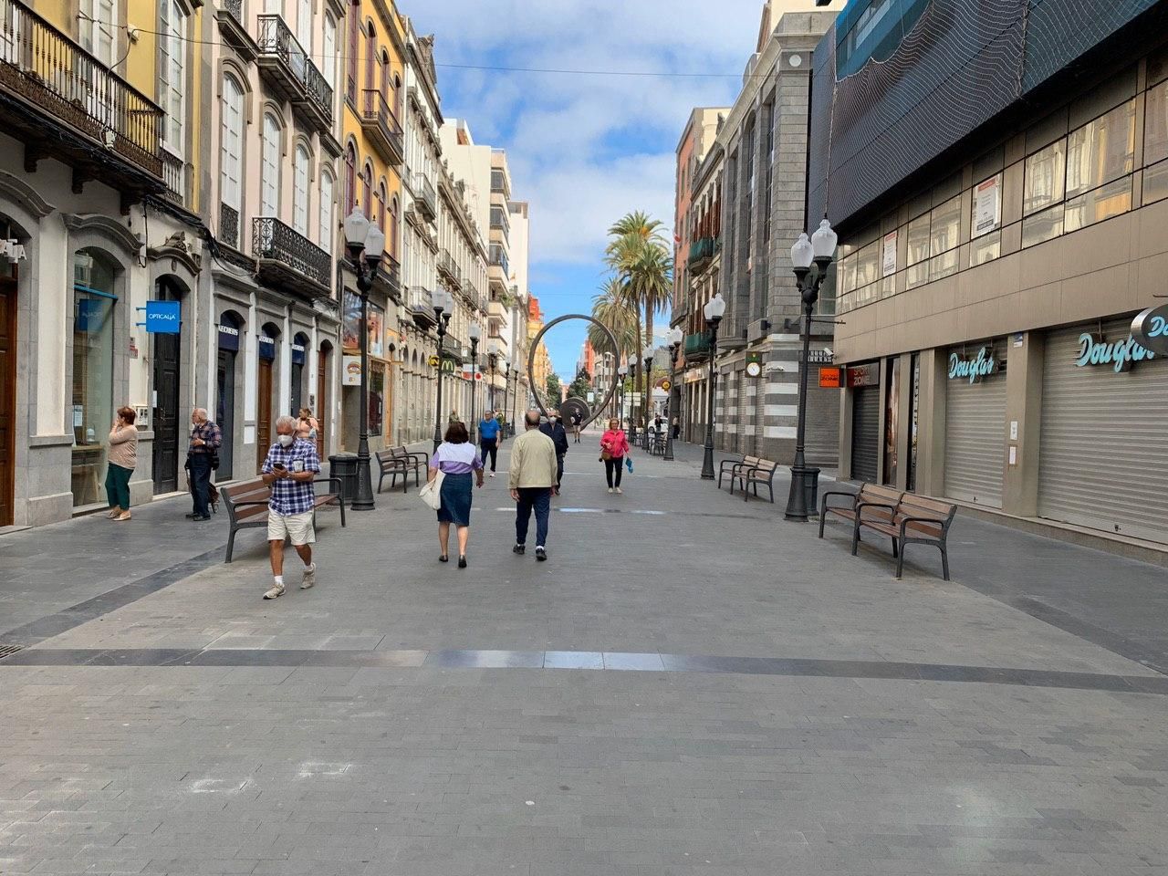 Los mayores se dejan ver en las calles en el primer día de alivio del confinamiento