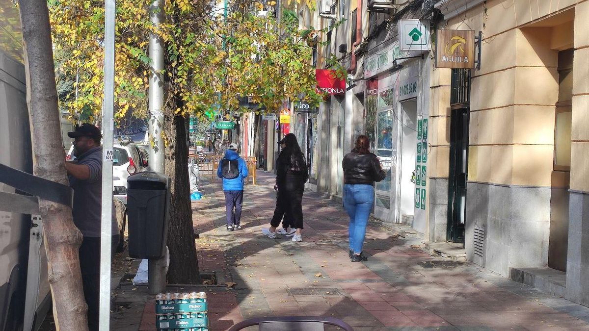 Un camión deposita varias cajas de cerveza en el portal del Paseo de las Delicias, 127.