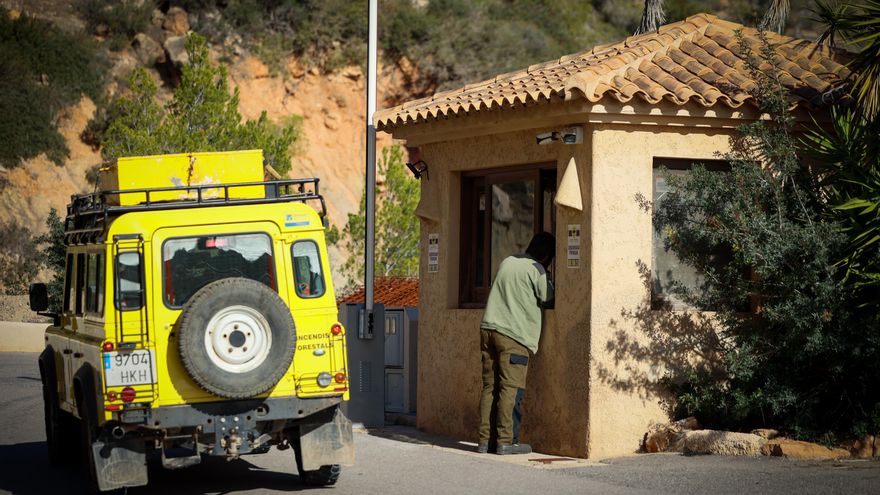 Los propietarios de unas casas de lujo utilizan a un vigilante para prohibir el acceso a una cala protegida de Ibiza