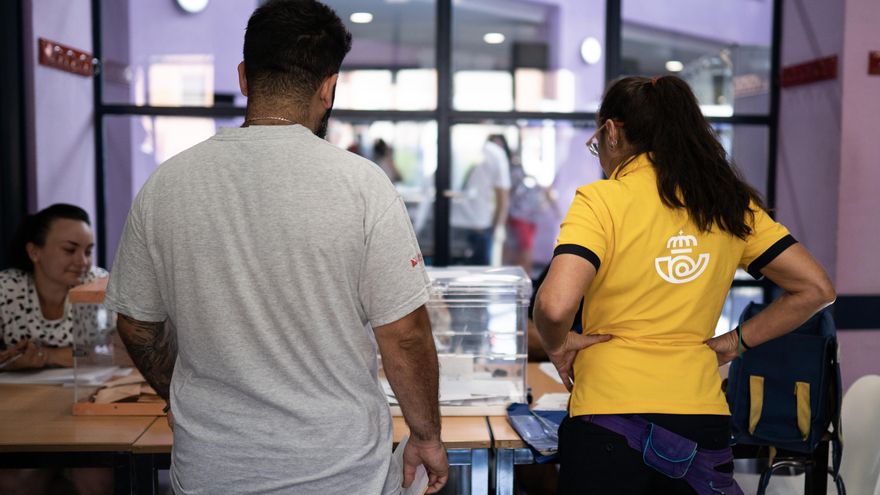 La derecha abandona las teorías de la conspiración tras el 23J y las deja en manos de los más radicales
