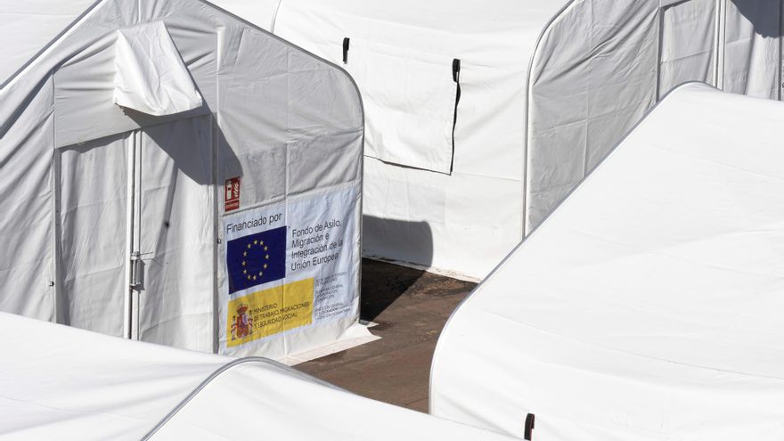 Carpas instaladas en el Centro de Acogida Temporal de Extranjeros de Las Raíces (La Laguna), al que esta semana serán trasladados inmigrantes alojados en hoteles de Gran Canaria y Tenerife.