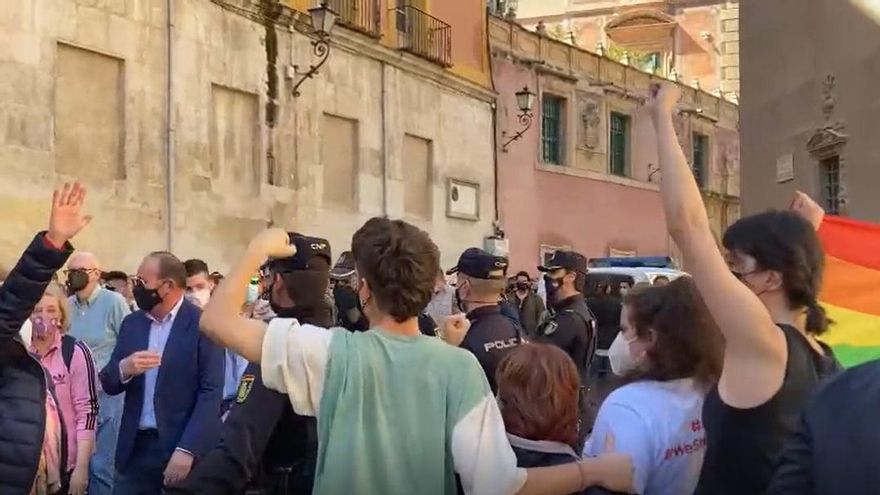 Saludos fascistas a un grupo de activistas LGTBI en Murcia tras un mitin de Santiago Abascal.