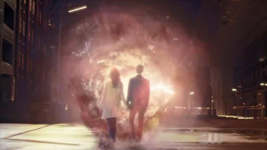 Barry cruza el portal de la Fuerza Veloz junto a la figura de su madre.