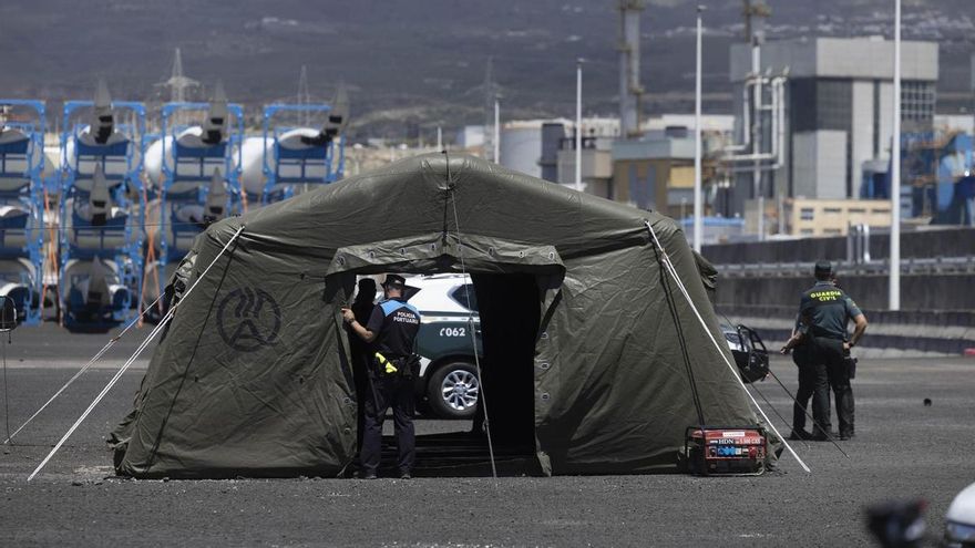 Agentes de la Guardia Civil y de la Policía Portuaria junto al puesto de mando instalado este viernes en el puerto de Granadilla, en Tenerife, con motivo de la llegada del crucero MV Hondius.