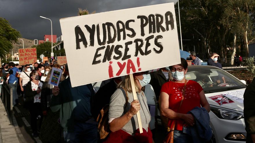 Manifestación de personas damnificadas por el volcán de La Palma. (ALEJANDRO RAMOS)