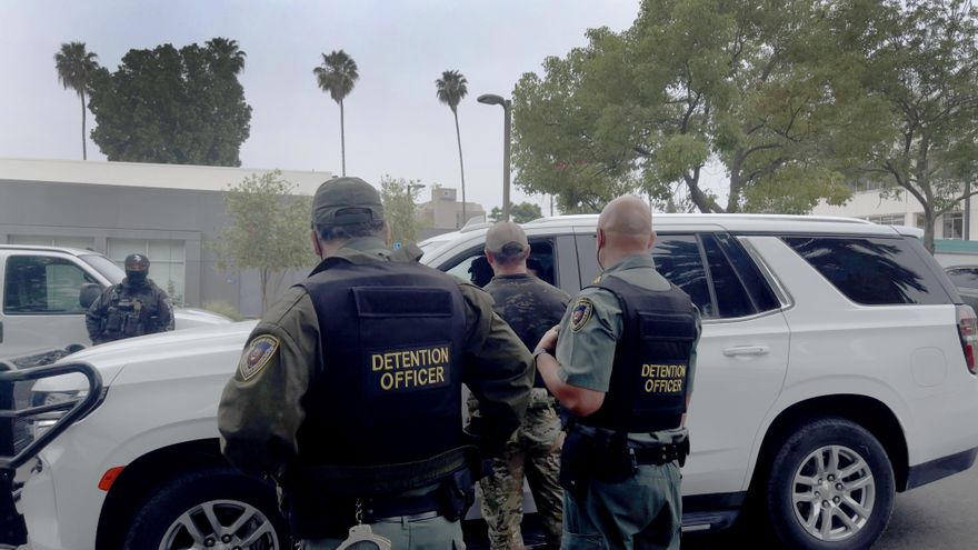 Muere trabajador agrícola al caer de techo en redada a granja de cannabis en California