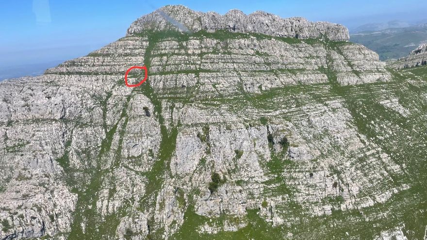 Evacuada en estado muy grave tras impactarle una piedra y precipitarse 200 metros en Los Pozos de Noja