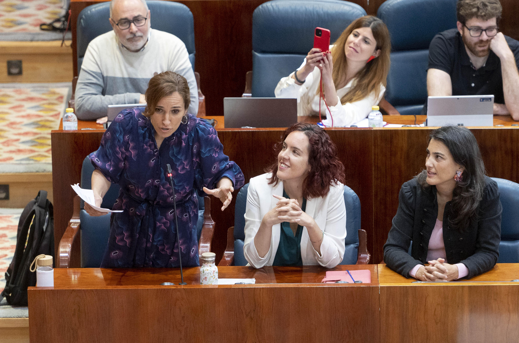 Mónica García se dirige a Díaz Ayuso en la Asamblea de Madrid el 4 de mayo.