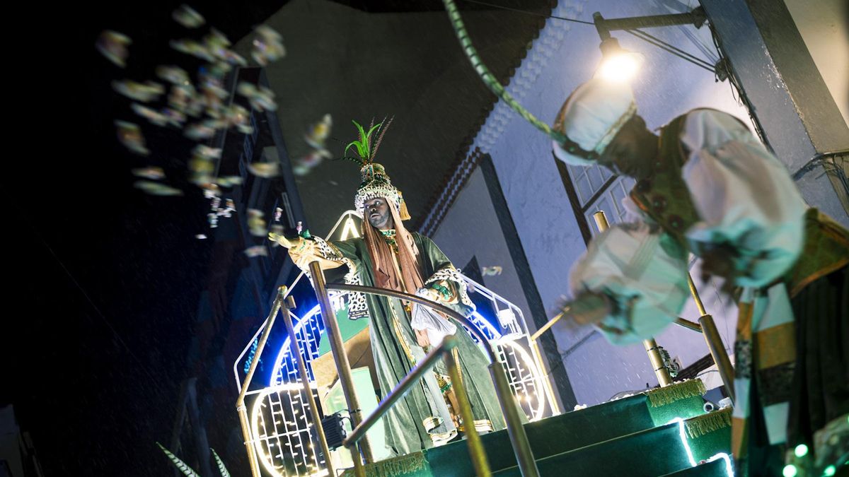 La cabalgata de los Reyes Magos desafía la lluvia en La Laguna y lleva la ilusión a todos los rincones