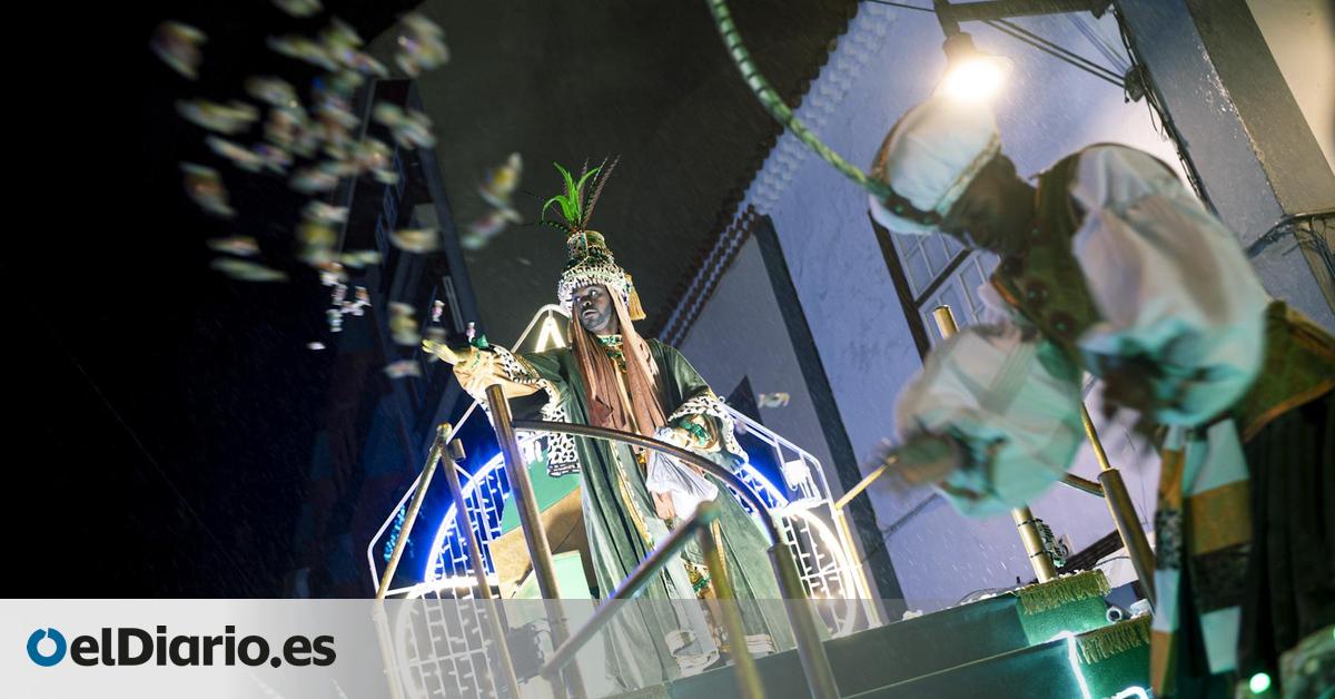 La cabalgata de los Reyes Magos desafía la lluvia en La Laguna y lleva la ilusión a todos los rincones