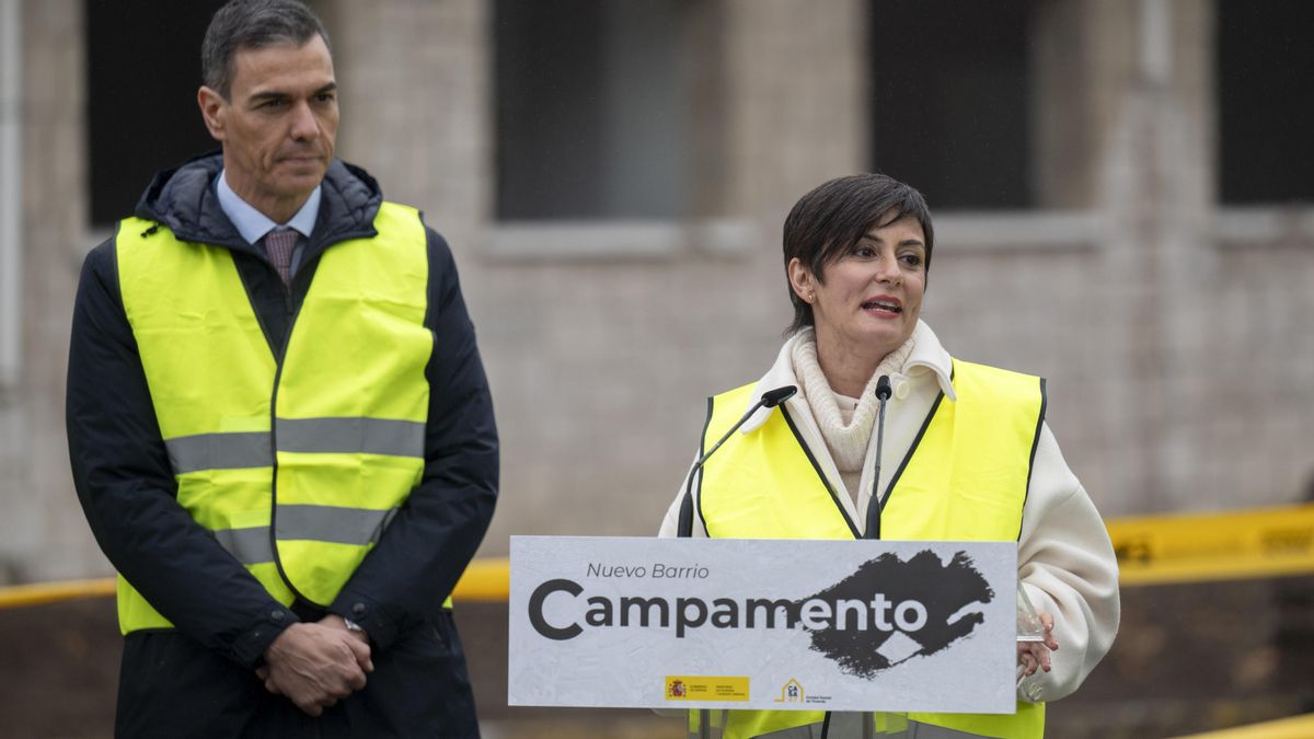 El presidente del Gobierno, Pedro Sánchez, y la ministra de Vivienda, Isabel Rodríguez, en un acto en Campamento