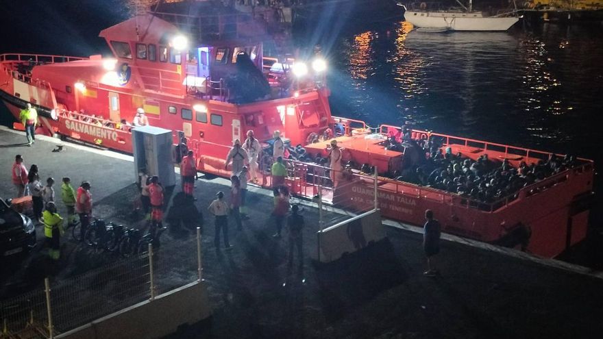 Salvamento rescata cerca de El Hierro a casi 300 personas a bordo de dos cayucos