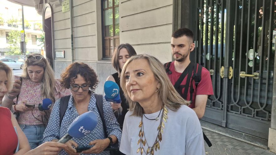 La presidenta de UPN, Cristina Ibarrola, atiende a los medios de comunicación.