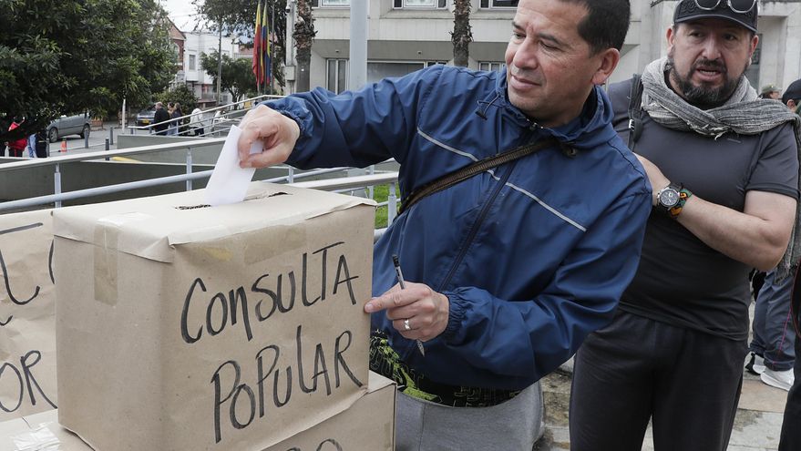 Con plantones en Bogotá expresan apoyo a la nueva consulta popular del presidente Petro