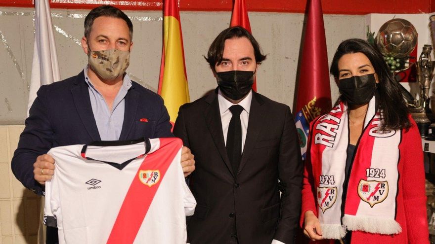 Santiago Abascal y Rocío Monasterio, con la camiseta y la bufanda del Rayo Vallecano