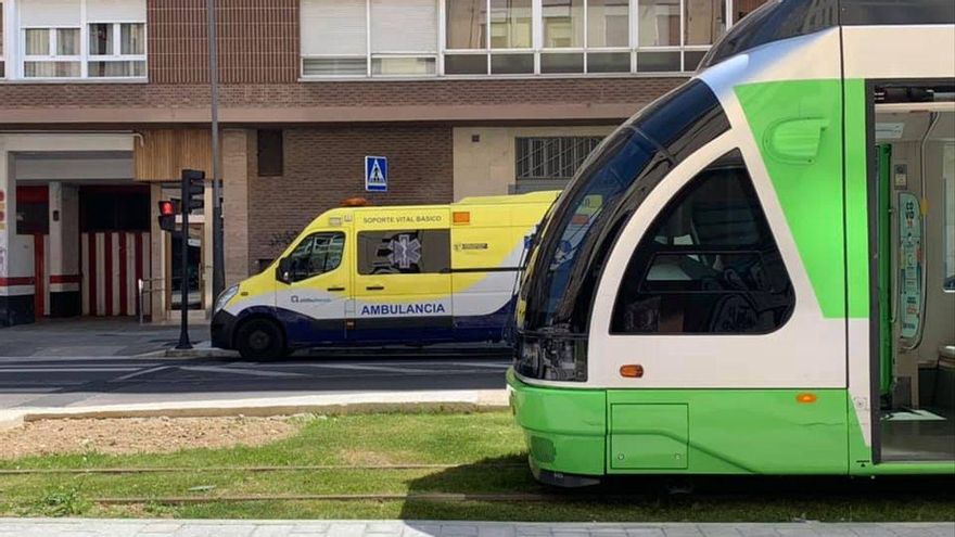 Una ambulancia, tras el tranvía, en Vitoria