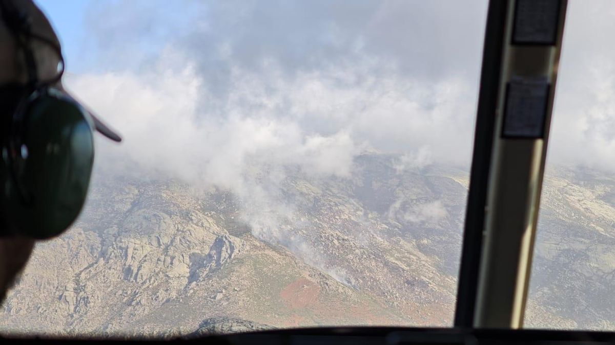 Imagen del domingo del incendio en Valverde de la Vera (Cáceres), donde efectivos del Infoex siguen trabajando