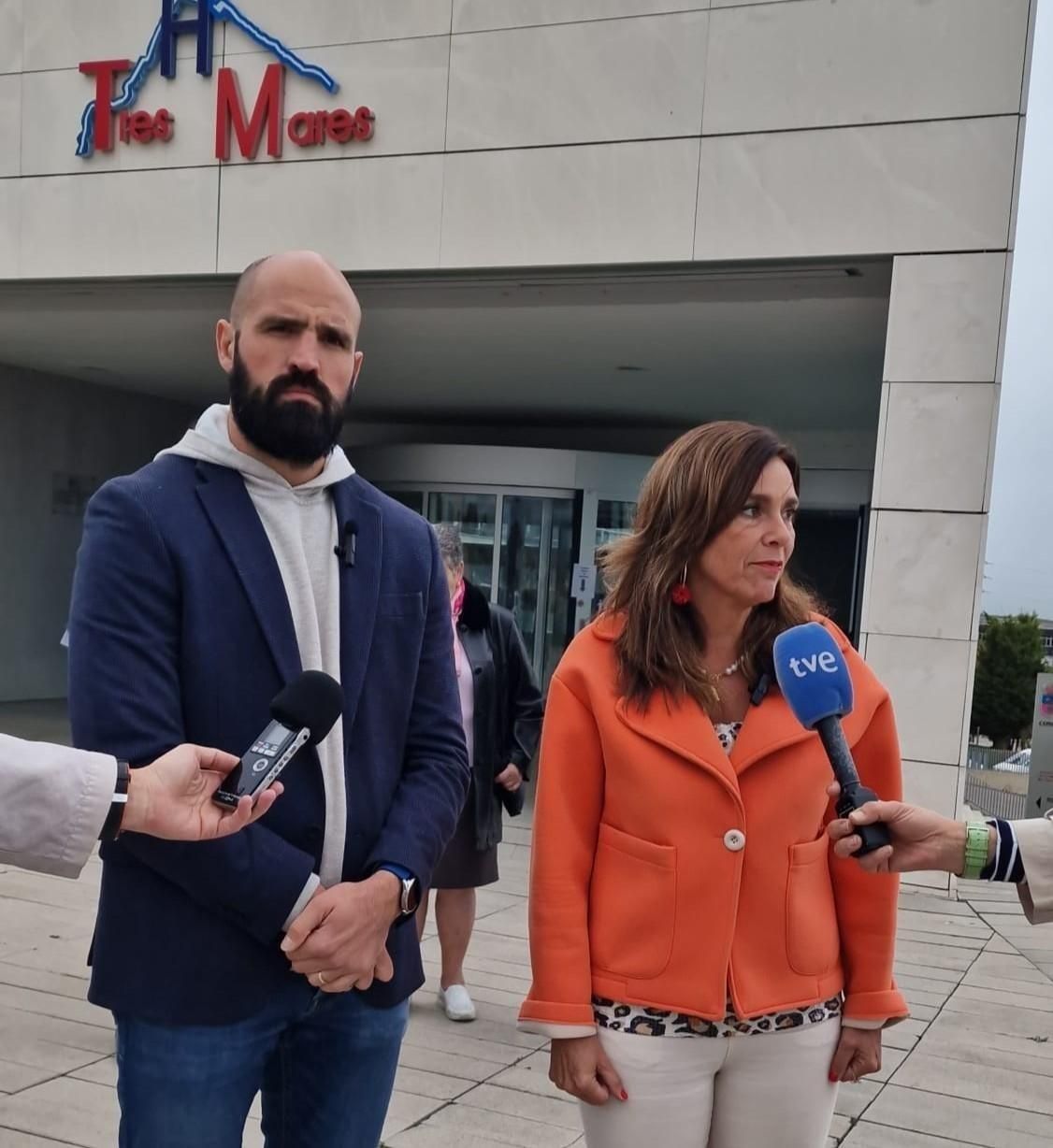 Paula Fernández y Daniel Santos frente al Hospital Tres Mares.