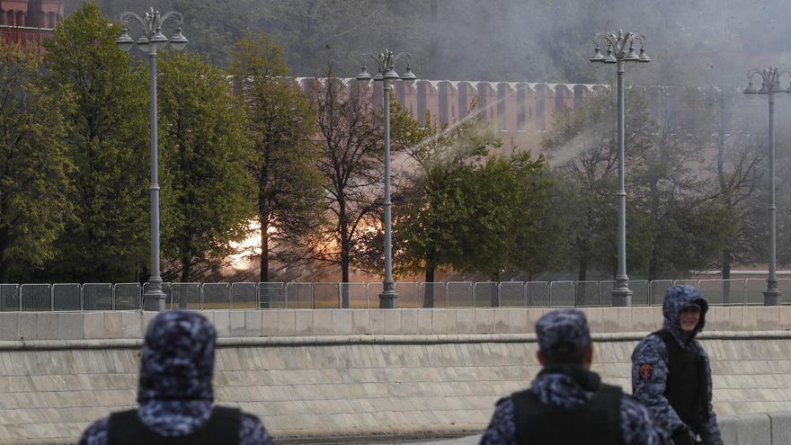 Policías rusos observan disparos de artillería en un ensayo general de la celebración el martes del llamado Día de la Victoria, en el que Moscú conmemora la rendición de la Alemania nazi.