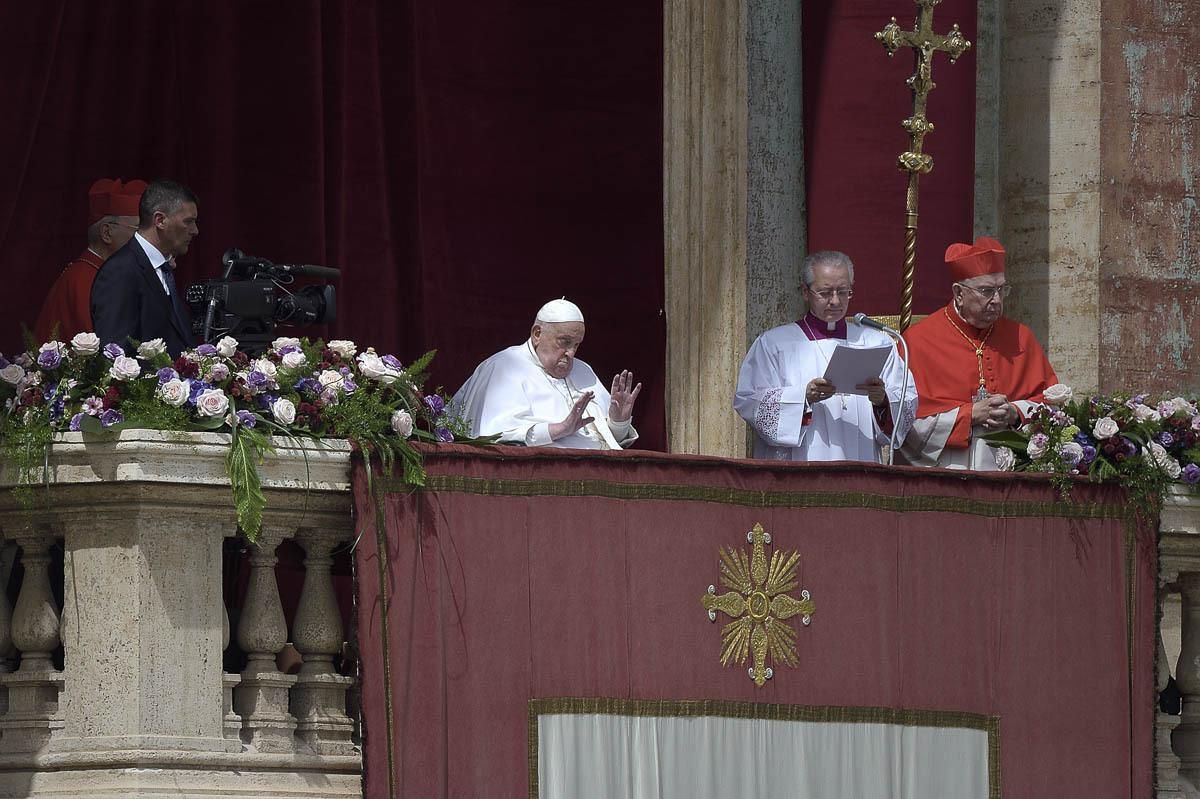 El papa durante la impartición de la bendición 'Urbi et Orbi' desde el balcón de la basílica de San Pedro, a 20 de abril de 2025, en la que se convirtió en su última aparición pública antes de fallecer.