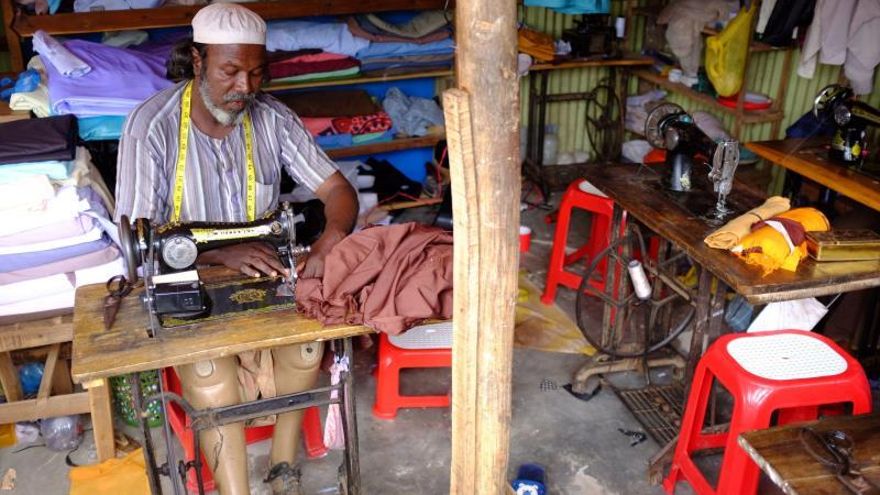 Los rohinyás Samira Begum y su esposo Mohammad Ayub tenían todo lo que una familia de clase media podía esperar en una zona rural de Birmania (Myanmar): tierras que cultivar y una bonita casa, hasta que lo tuvieron que dejar todo cuando hace hoy dos años comenzó la ofensiva del Ejército birmano.