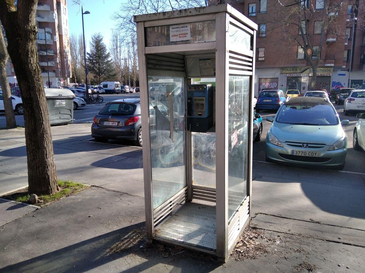 Cabina de teléfono en Camino de Mendiola, en Vitoria
